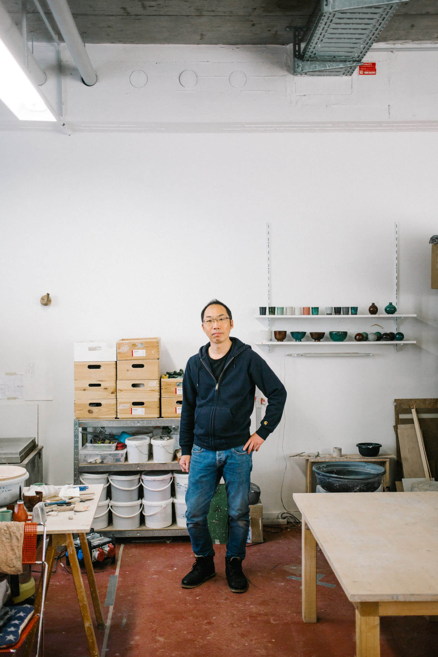 Daisuke Ogura steht frontal in seinem Atelier