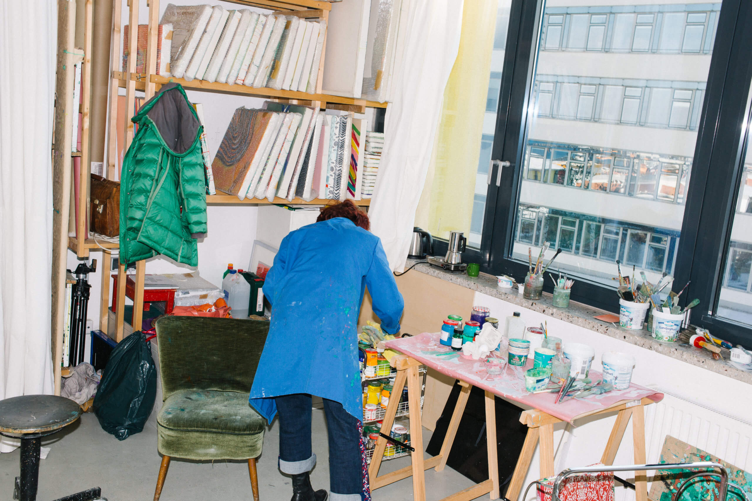 Die Künstlerin Annegret Hoch arbeitat an ihrem Arbeitstisch in ihrem Atelier